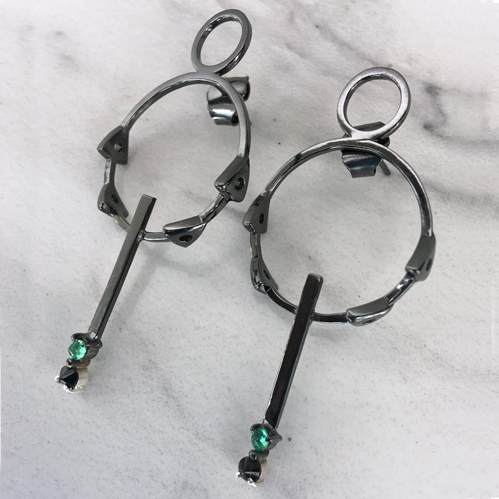 Black geometrical silver earrings with colombian emeralds