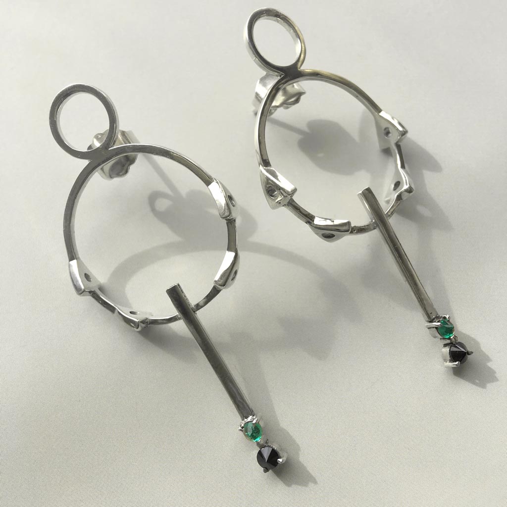 Geometrical silver earrings with colombian emeralds