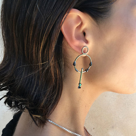 Black geometrical silver earrings with colombian emeralds